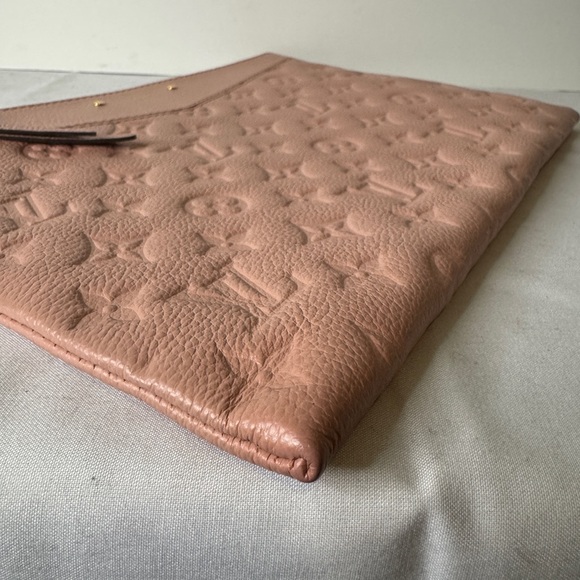 Louis Vuitton Daily Pouch Monogram Empreinte Leather - Picture 5 of 9